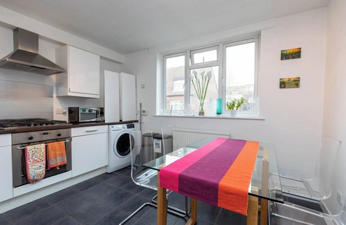 Latchmere Apartment | Vibrant 2 Bed Flat in Battersea with Spa and Breakfast