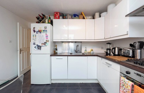 Latchmere Apartment | Vibrant 2 Bed Flat in Battersea with Spa and Breakfast
