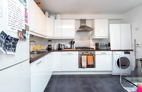 Latchmere Apartment | Vibrant 2 Bed Flat in Battersea with Spa and Breakfast