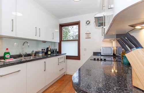 Oxford Apartment | Bright City Centre Apartment - Family-Friendly Escape!