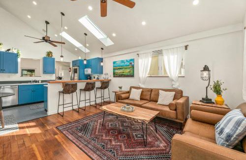 Martinez Park House | Vibrant Downtown Bungalow - Ideal for Family Stays