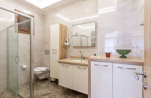 Cumhuriyet Apartment | Modern Flat Steps from Metro, Perfect for Families & Pets