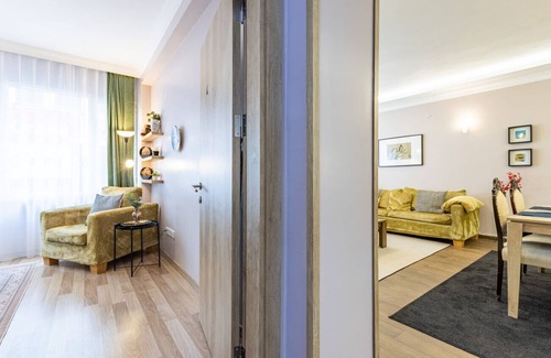 Cumhuriyet Apartment | Modern Flat Steps from Metro, Perfect for Families & Pets