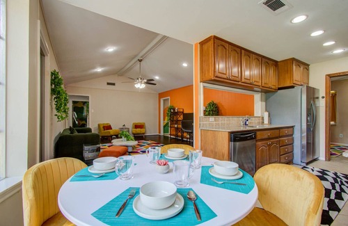 Woodlake - Briar Meadow House | Vibrant Hub: Central Spot Near Golf Stadiums & Family-Friendly
