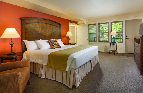 Bend Resort | Experience Vibrant Nightlife and Local Art Scene Awaits!