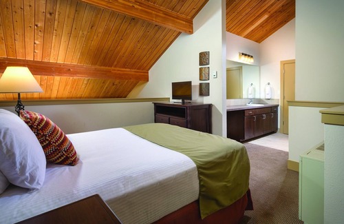 Bend Resort | Experience Vibrant Nightlife and Local Art Scene Awaits!