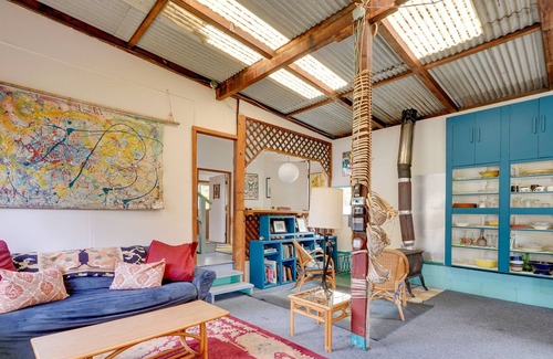 Ocean View House | Vibrant Ocean View Home w/ Lanai & Steam Room!