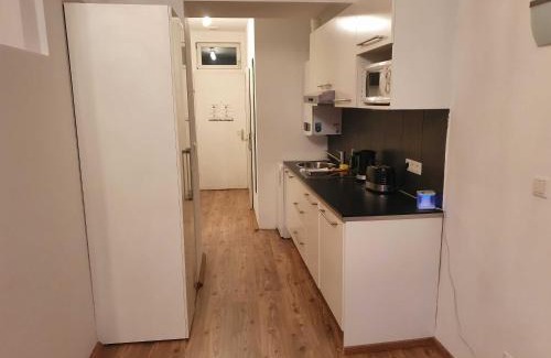 Erdberg Apartment | Budget-Friendly Vibrant Red Apartment with Breakfast Included