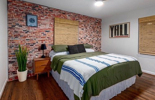 Sharpstown House | Vibrant Southwest HTX Home- 3BR Central Location- Large Fenced Yard + Fire Pit
