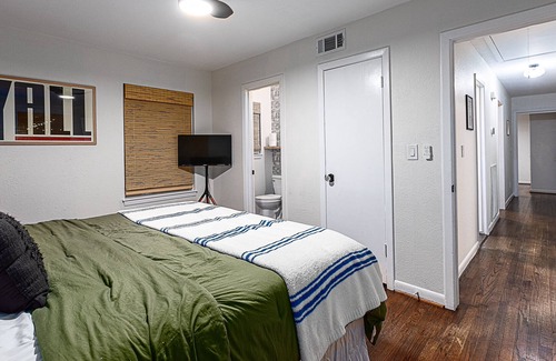 Sharpstown House | Vibrant Southwest HTX Home- 3BR Central Location- Large Fenced Yard + Fire Pit