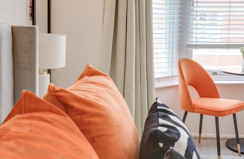 Southend-on-Sea Apartment | Vibrant & Stylish Studio City Centre Nr High Street by Luxiety Stays