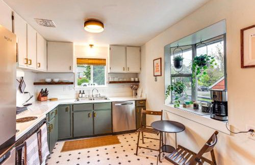 Central Tacoma House | Vibrant Tacoma Retreat: Family-Friendly Escape Near Park!