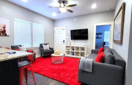 Greater East End Villa | Vibrant Escape with Fast WIFI & KING BED Near Downtown Houston