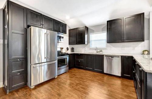 Greater East End Villa | Vibrant Escape with Fast WIFI & KING BED Near Downtown Houston