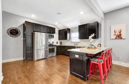Greater East End Villa | Vibrant Escape with Fast WIFI & KING BED Near Downtown Houston
