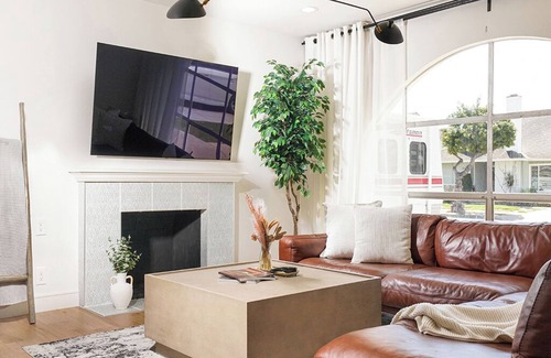 Midway City House | Vibrant Family Retreat Near Disneyland in Orange County