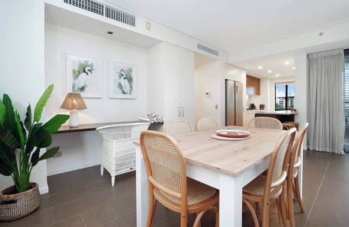 Darwin City Centre Apartment | Vibrant Waterfront Lagoon Views: walk to Cafes+BBQ