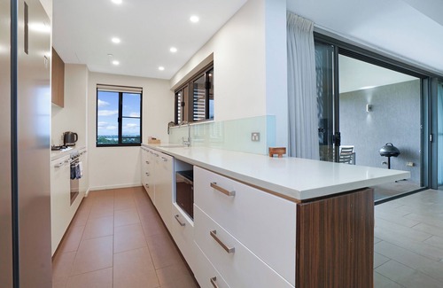 Darwin City Centre Apartment | Vibrant Waterfront Lagoon Views: walk to Cafes+BBQ