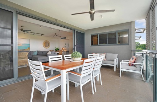 Darwin City Centre Apartment | Vibrant Waterfront Lagoon Views: walk to Cafes+BBQ