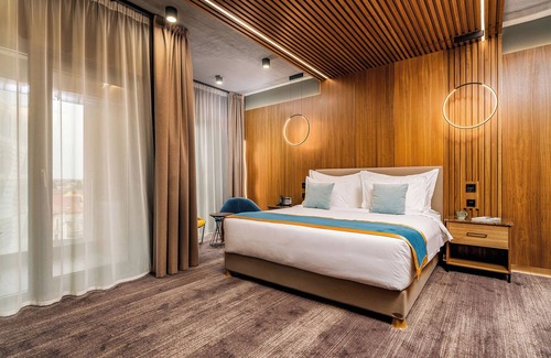 Cluj-Napoca Hotel | Vibre Hotel: Eco-Friendly Retreat with Spa & Dining Options