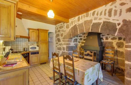 Vic-sur-Cere House | Inviting Villa in Parc des Volcans d'Auvergne - Pet Friendly
