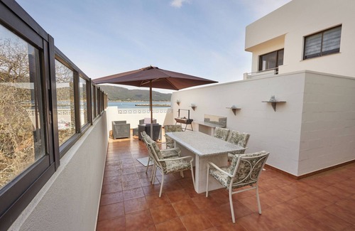 O Vicedo Apartment | Vicedo Bay View: Relaxing Retreat with Amazing Ocean Views