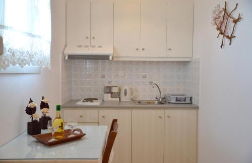 Adamas Apartment | Exceptional Vichou Rooms: Family-Friendly & Highly Rated Stay