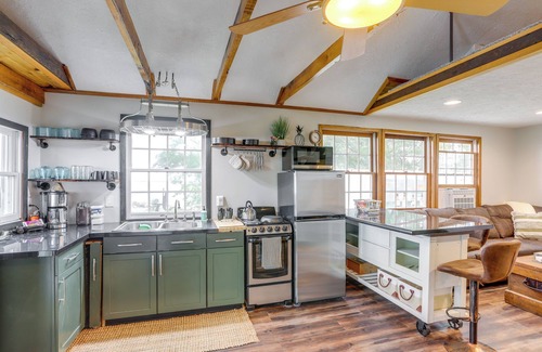 Vickery Cottage | Cozy Vickery Cottage on Sandusky Bay with Fire Pit & Spa