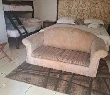 Mogwase Bed & Breakfast | Cozy Vicky B Bed and Breakfast with Family-Friendly Amenities
