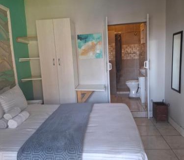 Mogwase Bed & Breakfast | Cozy Vicky B Bed and Breakfast with Family-Friendly Amenities