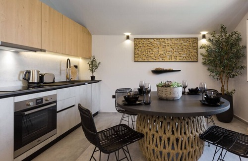 Assos Apartment | Vicky's View: Prime Location with Pool and Ocean Views