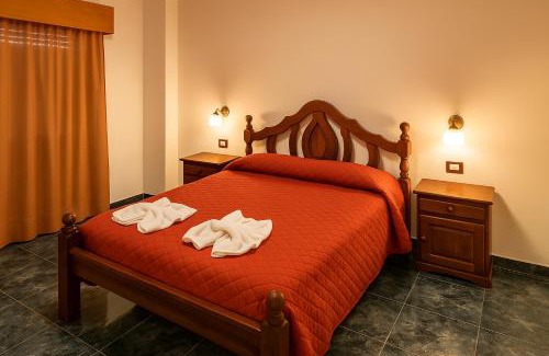 Villa Carlos Paz Hotel | Victor Hotel: Oceanfront Paradise with Pool & High Rating