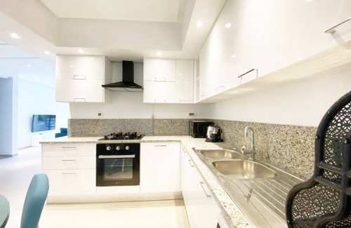La Marsa Apartment | Victor Hugo: Family-Friendly Stay with Kitchen & Breakfast