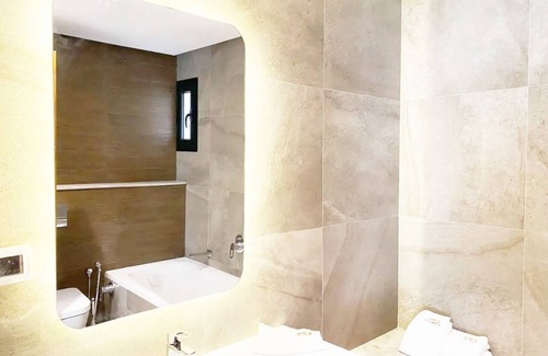 La Marsa Apartment | Victor Hugo: Family-Friendly Stay with Kitchen & Breakfast