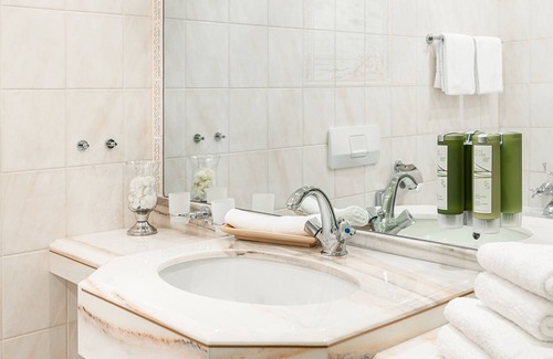 Bosen Hotel | Relax at Victor's Seehotel Weingärtner with Spa and Pool