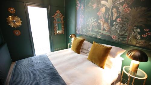 Mount Victoria House | Elegant Victoria and Albert Guesthouse with Family-Friendly Amenities