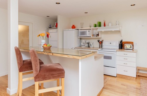 Saanich East Apartment | Ideal Victoria Garden Suite with Kitchen - Rated 10/10
