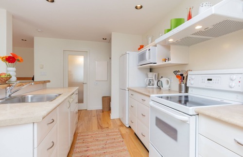 Saanich East Apartment | Ideal Victoria Garden Suite with Kitchen - Rated 10/10