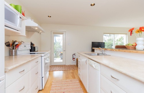 Saanich East Apartment | Ideal Victoria Garden Suite with Kitchen - Rated 10/10