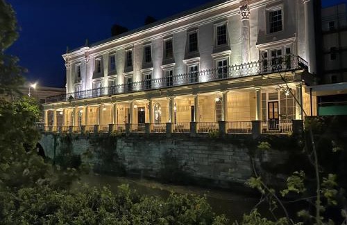 Leamington Spa Apartment | Child-Friendly Retreat at Victoria Colonnade Aparthotel