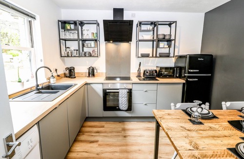 Hepworth Cottage | Family-Friendly Victoria House with Garden in Holmfirth