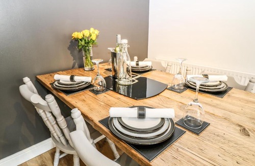 Hepworth House | Enchanting Victoria House: Family-Friendly Retreat, Rated 9.1