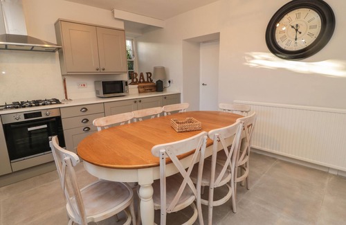 Belford House | Discover Victoria House: Pet Friendly Holiday Cottage in Belford