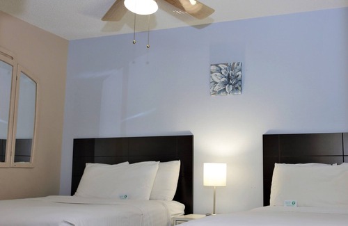 Donna Hotel | Discover Victoria Palms Inn & Suites with Pool and Spa