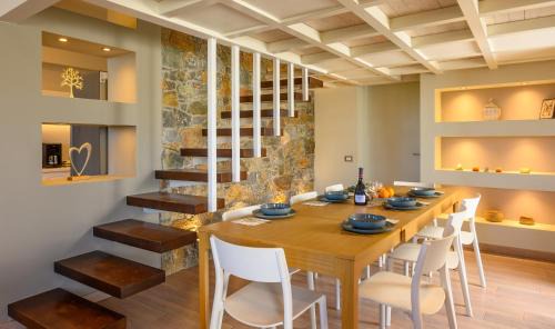 Kalo Chorio Apartment | Elegant Loft Retreat with Jacuzzi, Gym & Perfect 10/10 Rating
