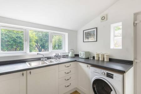 Cambridge House | Stylish 2-Bedroom Family Retreat by the River Cam