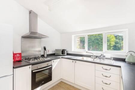Cambridge House | Stylish 2-Bedroom Family Retreat by the River Cam
