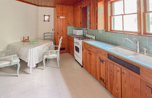 Duckpond Apartment | Victorian Apartment with Kitchen & Tailgate Spot Near Stadium!