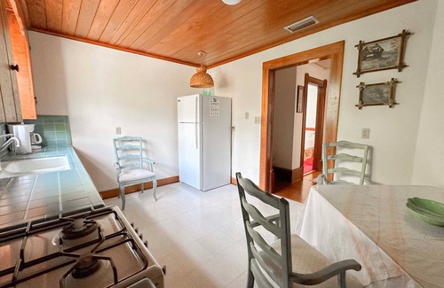 Duckpond Apartment | Victorian Apartment with Kitchen & Tailgate Spot Near Stadium!