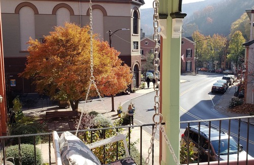 Jim Thorpe House | Historic Jim Thorpe Balcony Retreat with Ocean Views